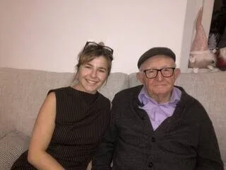 « ÇA A TOUT DE SUITE CARTONNÉ » : FILMÉ PAR SA PETITE-FILLE, « PAPY GUY » DONNE D’ÉMOUVANTES LEÇONS DE PATOIS SUR TIKTOK
