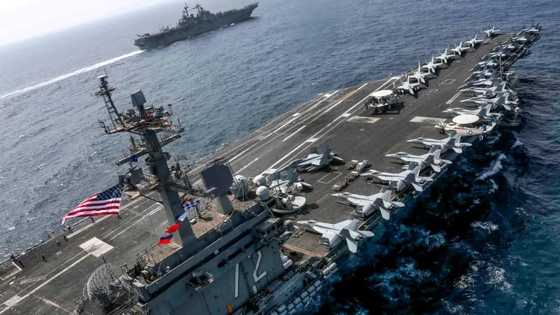 DOUCHES MOISIES, EAU CHAUDE SPORADIQUE, NOURRITURE RATIONNÉ, MENACES DE SUICIDE: DES ÉLUS AMÉRICAINS INQUIETS DE LA VIE SUR LE PORTE-AVIONS LINCOLN
