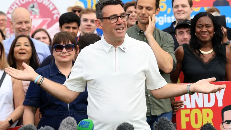 SURNOMMÉ LE « ROI DU NORD », TRÈS POPULAIRE… QUI EST ANDY BURNHAM, PRESSENTI POUR SUCCÉDER À KEIR STARMER COMME PREMIER MINISTRE DU ROYAUME-UNI?