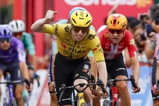 « IL M’EST RENTRÉ DEDANS ET A DÉTRUIT MA CHAUSSURE » : HOFSTETTER DÉNONCE L’ATTITUDE DE BRENNAN AU SPRINT SUR LA VUELTA