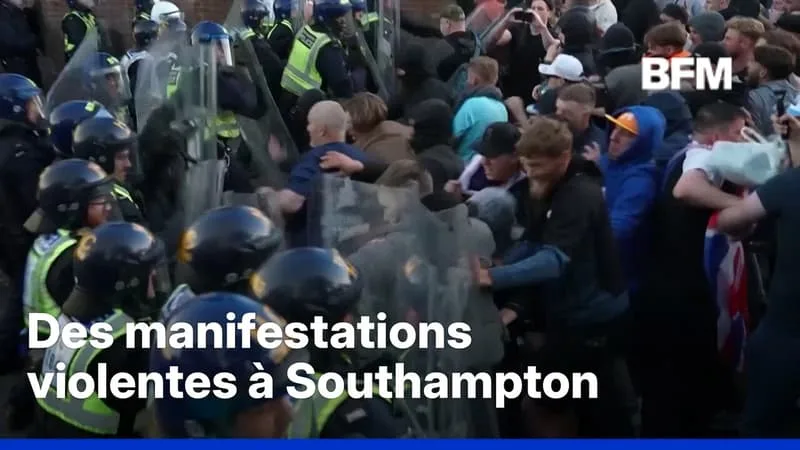 DES MANIFESTANTS AFFRONTENT LA POLICE EN ANGLETERRE APRÈS LE MEURTRE D’UN ÉTUDIANT