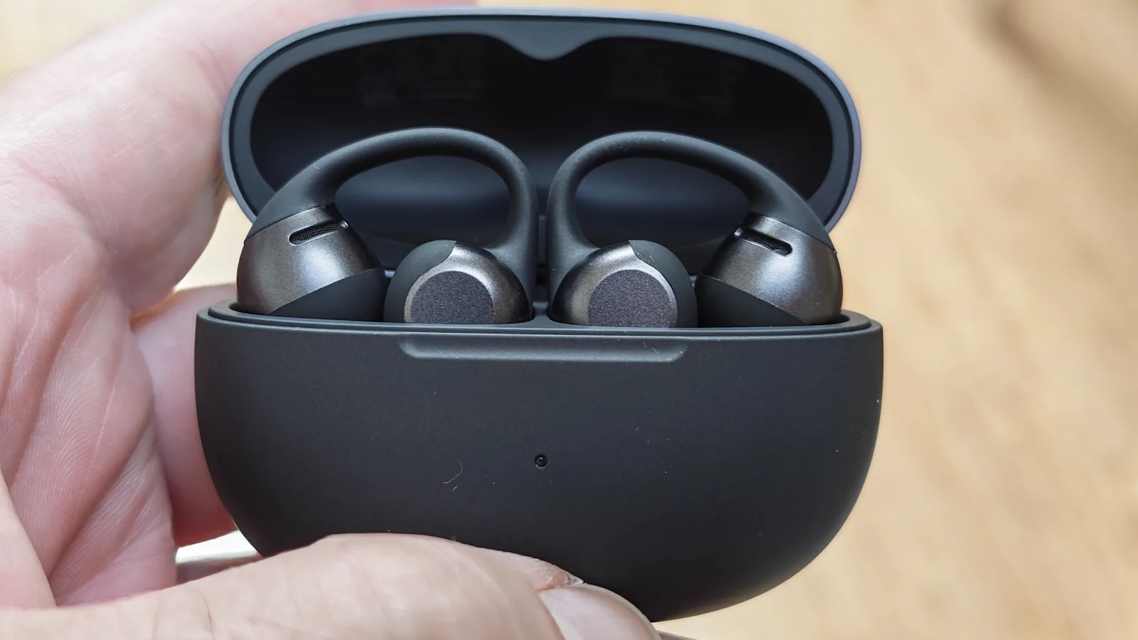 SHOKZ OPENDOTS 2 : DES ÉCOUTEURS OPEN-EAR QUI VEULENT ENFIN DONNER DU COFFRE AU FORMAT CLIP