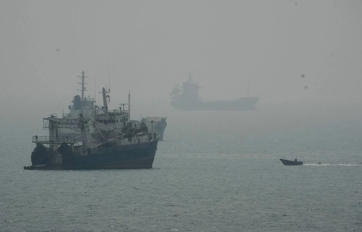 GUERRE AU MOYEN-ORIENT : DEUX NAVIRES TOUCHÉS PAR DES PROJECTILES DANS LE DÉTROIT D’ORMUZ