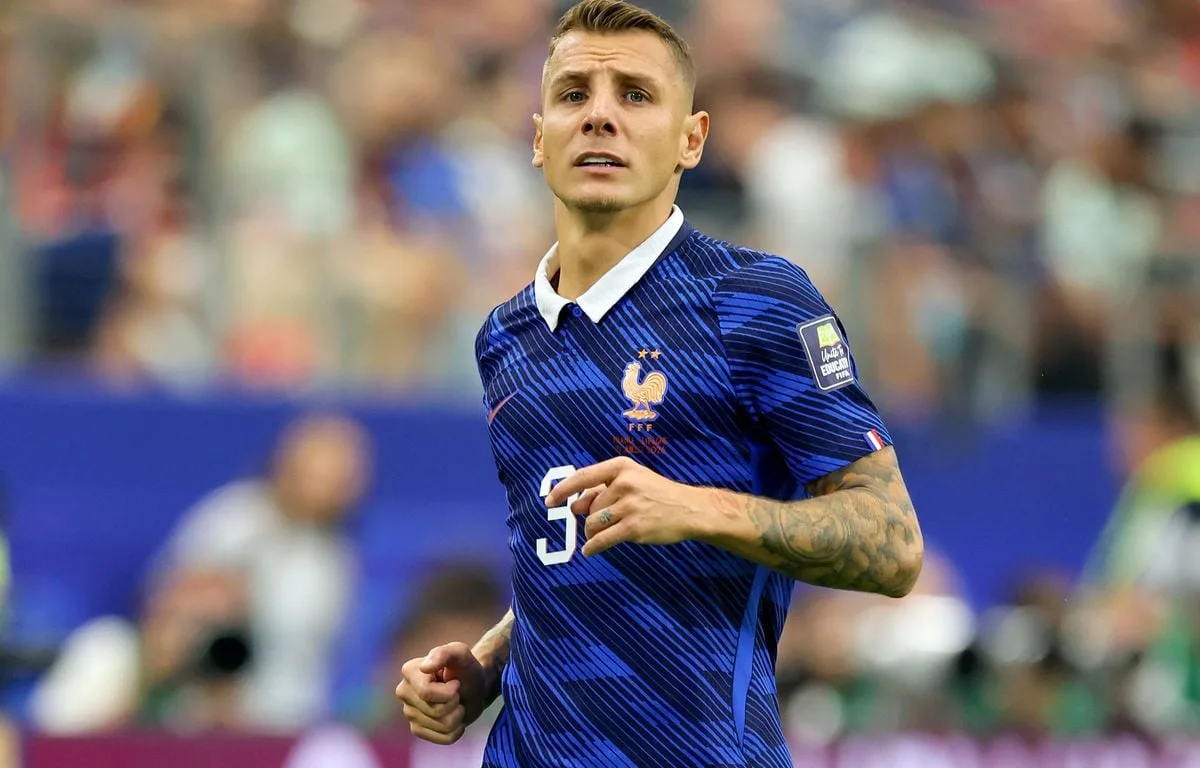 MERCATO : « IMPRESSIONNÉ PAR L’ÉVOLUTION » DU CLUB, LUCAS DIGNE REVIENT AU PSG ET A « HÂTE DE DÉBUTER »