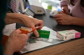 DÉPENSES DE SANTÉ REVUES, RETRAITES DÉSINDEXÉES… LE RAPPORT ABRASIF DE QUATRE ÉCONOMISTES REMIS AU GOUVERNEMENT