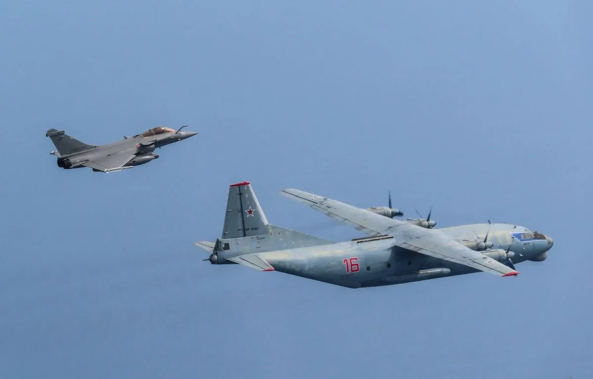 DEUX RAFALE FRANÇAIS INTERCEPTENT PLUSIEURS AVIONS MILITAIRES RUSSES AU-DESSUS DE LA BALTIQUE
