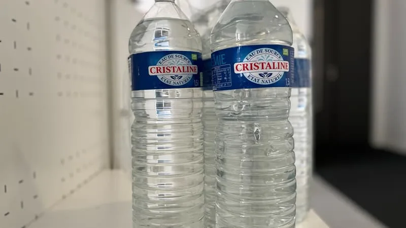 LE PRIX DE L’EAU EN BOUTEILLE A FORTEMENT AUGMENTÉ, EN RÉPERCUSSION DE LA GUERRE EN IRAN