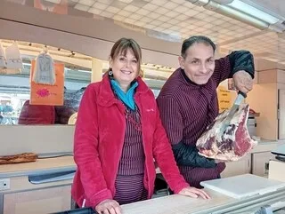 BOUCHERS DEPUIS PLUS DE 40 ANS, LES VESTIA PROPOSENT LEURS VIANDES À LORIENT ET SUR PLUSIEURS MARCHÉS DU DÉPARTEMENT