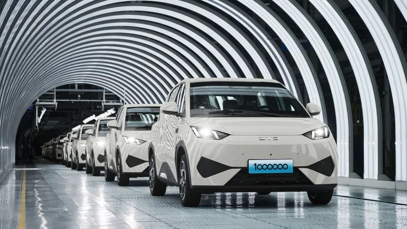 L’UNION EUROPÉENNE RÉFLÉCHIT À DES MESURES POUR DIMINUER DE MOITIÉ LES IMPORTATIONS DE VOITURES HYBRIDES CHINOISES
