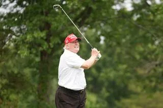 ENTRETIEN. « AU GOLF, ON SURNOMME DONALD TRUMP PELÉ CAR IL TRICHE EN REPLAÇANT SA BALLE AVEC SON PIED ! »