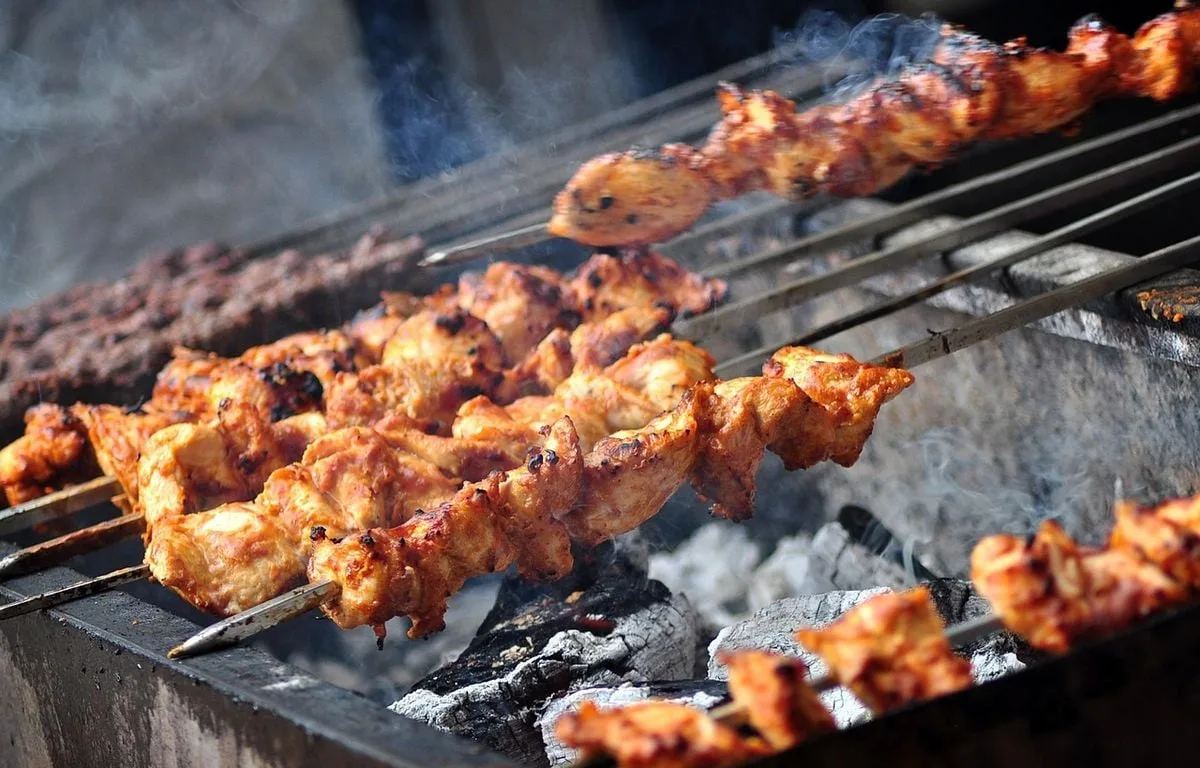 INDONÉSIE : UN HOMME EST SUSPECTÉ D’AVOIR TUÉ SA BELLE-MÈRE AVEC DES BROCHETTES DE POULET À LA MORT-AUX-RATS