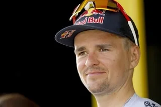 CYCLISME. « J’ÉTAIS FOU » : TOM PIDCOCK RACONTE COMMENT UNE MOTO DE POLICE À CONTRE-SENS A PERCUTÉ DEUX COÉQUIPIERS