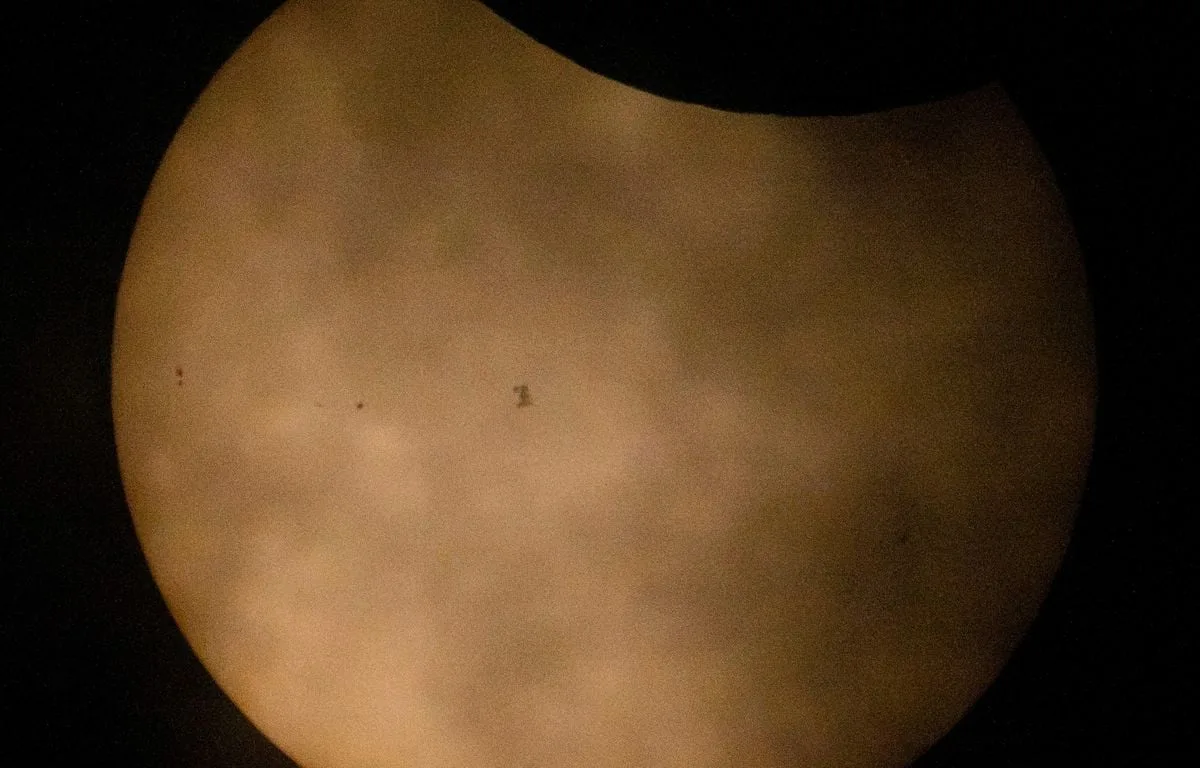 ECLIPSE SOLAIRE DU 12 AOÛT : DÉCOUVREZ CETTE INCROYABLE PHOTO DE L’ISS PASSANT DEVANT LE SOLEIL
