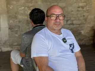 TÉMOIGNAGE. « ON EST SUR LE QUI-VIVE EN PERMANENCE » : DEPUIS DEUX ANS, CE COUPLE EST HARCELÉ PAR UN CORBEAU HOMOPHOBE
