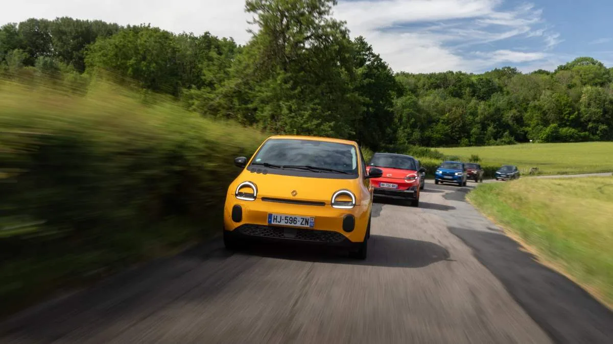 NOUS AVONS TESTÉ 28 VOITURES ÉLECTRIQUES ET HYBRIDES AVEC 30 CONFRÈRES : VOICI LES 11 MEILLEURES