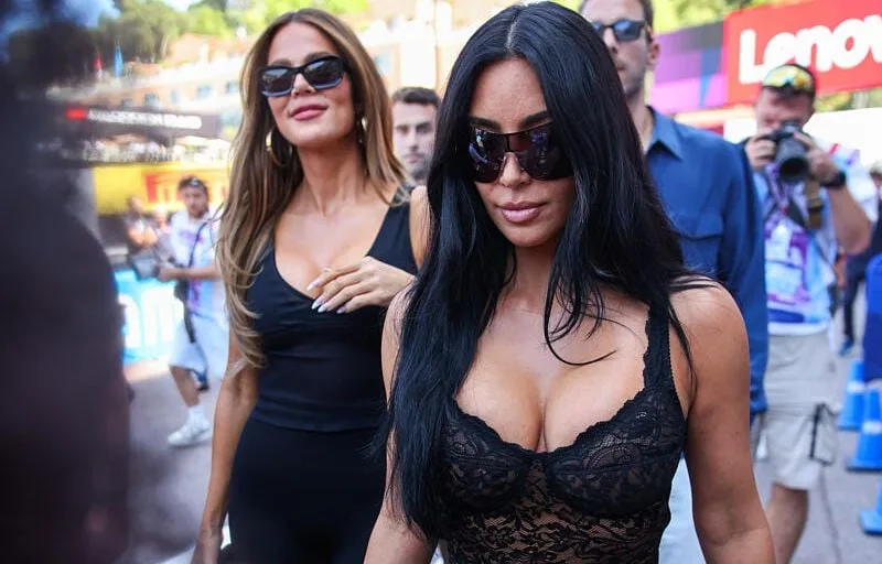 KIM KARDASHIAN ET SA FAMILLE CÉLÈBRENT LA VICTOIRE DE LEWIS HAMILTON AU GRAND PRIX DE CATALOGNE