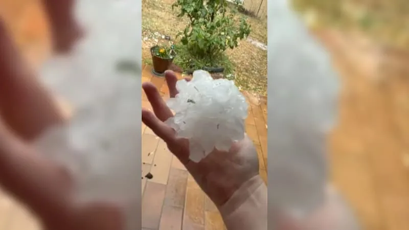 « DES GRÊLONS DE LA TAILLE D’UNE BALLE DE TENNIS »: LES IMAGES IMPRESSIONNANTES DES CHUTES DE GRÊLE QUI ONT BALAYÉ LA FRANCE