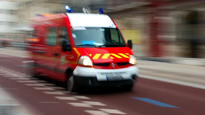 UNE FEMME ACCOUCHE D’UNE PETITE FILLE SUR LA BANDE D’ARRÊT D’URGENCE DE L’AUTOROUTE A50 À TOULON