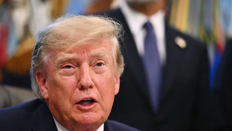 « JE NE SAIS PAS CE QUE C’EST, MAIS PEU IMPORTE »: DONALD TRUMP AUTORISE TOUS LES AMÉRICAINS À ACHETER DU DIESEL DÉTAXÉ, NORMALEMENT RÉSERVÉ AUX TRACTEURS