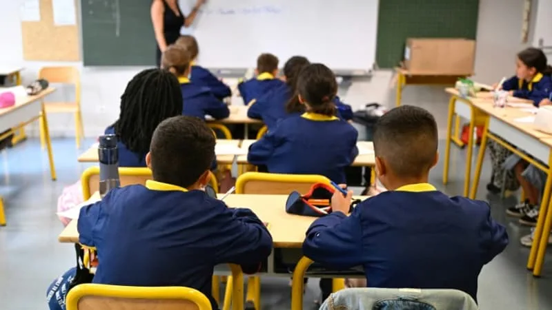 RÉSULTATS MITIGÉS ET COÛTS DISSUASIFS: L’EXPÉRIMENTATION DU PORT DE L’UNIFORME À L’ÉCOLE DISPARAÎT-ELLE EN SILENCE?