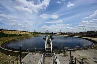 UNE HAUSSE DE LA FACTURE D’EAU DE 25 % PRÉCONISÉE POUR LA DÉBARRASSER DES PESTICIDES ET DES PFAS