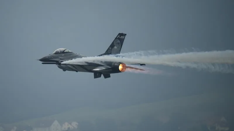 LE MINISTRE DE LA DÉFENSE ROUMAIN ANNONCE QU’UN F-16 A ABATTU UN DRONE MARITIME PRÈS DU PLUS IMPORTANT PROJET D’EXTRACTION GAZIÈRE EN MER DE L’UE