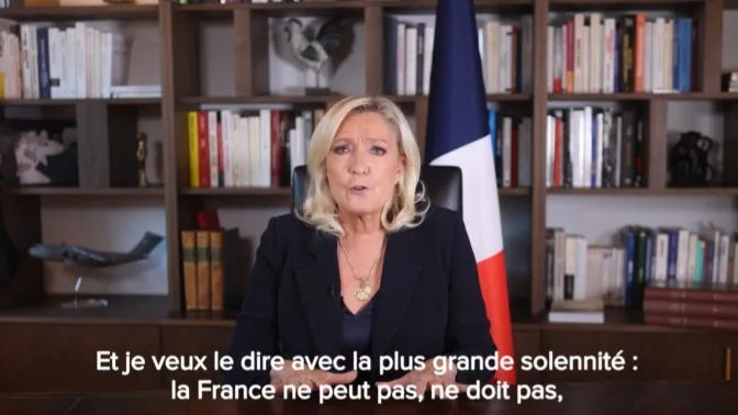 VIOLENCES DU 17 OCTOBRE: MARINE LE PEN DÉNONCE « UNE CRISE PROFONDE » QUI FAIT PESER UNE MENACE SUR LA DÉMOCRATIE