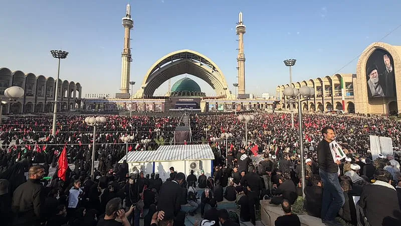 « IL S’EST SACRIFIÉ POUR NOUS »: LES FUNÉRAILLES NATIONALES DU GUIDE SUPRÊME IRANIEN ALI KHAMENEI DÉBUTENT, JUSQU’À 20 MILLIONS DE PERSONNES ATTENDUES À TÉHÉRAN
