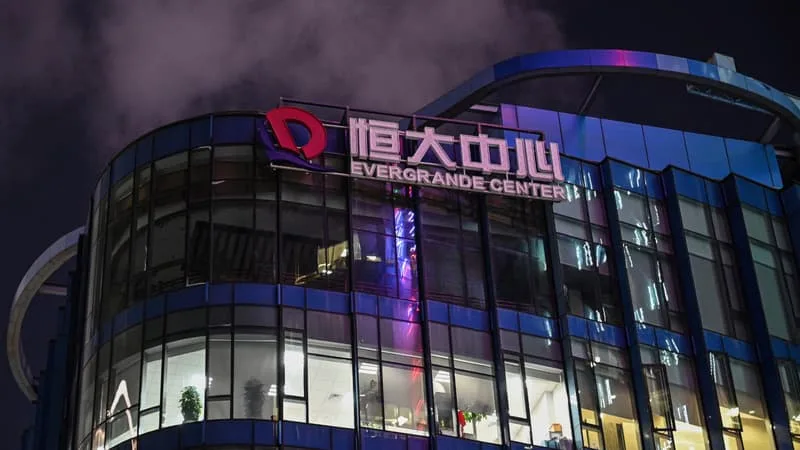 LE FONDATEUR DE L’ANCIEN GÉANT DE LA PROMOTION IMMOBILIÈRE EN CHINE, EVERGRANDE, CONDAMNÉ À LA PRISON À VIE PAR UN TRIBUNAL CHINOIS, LE GROUPE À 2 MILLIARDS D’EUROS D’AMENDE