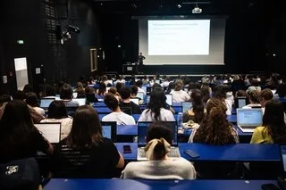 ALORS QUE LES BUDGETS DES UNIVERSITÉS SONT DANS LE ROUGE, COMMENT SE DESSINE L’AVENIR DU FINANCEMENT DES FACS ?