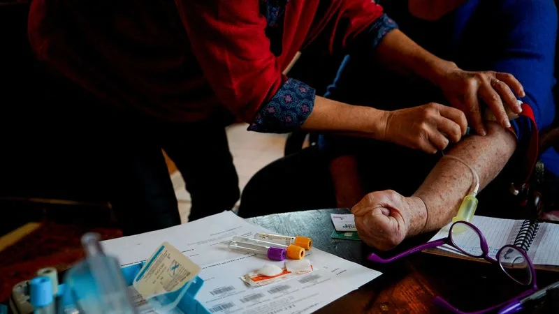 « DES GENS VONT MOURIR SEULS »: L’ALERTE DES INFIRMIERS LIBÉRAUX, QUI CONCÈDENT REFUSER DES PATIENTS ÉLOIGNÉS À CAUSE DES PRIX DU CARBURANT
