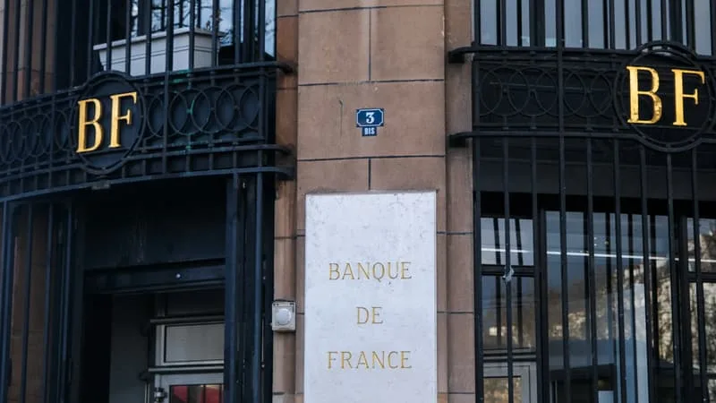 UNE CROISSANCE MODESTE DE 0,2 % DU PIB AU TROISIÈME TRIMESTRE: MALGRÉ LES PRÉVISIONS OPTIMISTES, LA BANQUE DE FRANCE RESTE VIGILANTE AVEC LES FUTURES VAGUES DE CHALEUR QUI PÈSENT SUR L’ÉCONOMIE