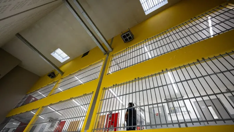 LES PREMIERS DÉTENUS SONT ARRIVÉS À RÉAU, TROISIÈME PRISON DE HAUTE SÉCURITÉ À ACCUEILLIR LES NARCOTRAFIQUANTS « LES PLUS DANGEREUX » DE FRANCE