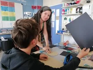 ENSEIGNANTE D’ARTS PLASTIQUES, ELLE S’ATTACHE À DONNER « ENVIE DE FAIRE » AUX ÉLÈVES