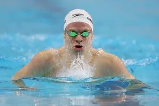 « PAS GRAND-CHOSE À GAGNER, BEAUCOUP À PERDRE » : LÉON MARCHAND PRUDENT AUX FRANCE DE NATATION, AVEC LES EUROPE EN TÊTE