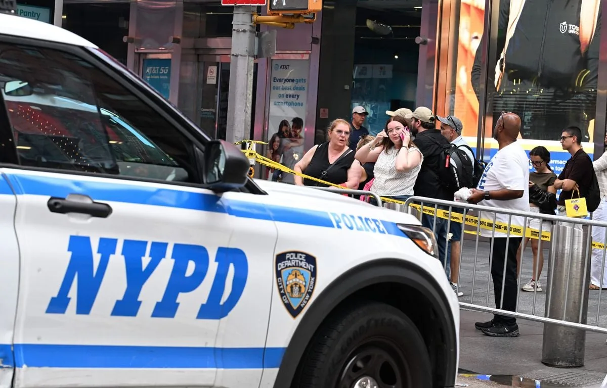 NEW YORK : UNE FEMME TUÉE PAR LA POLICE APRÈS AVOIR POIGNARDÉ DES PASSANTS EN PLEIN TIMES SQUARE