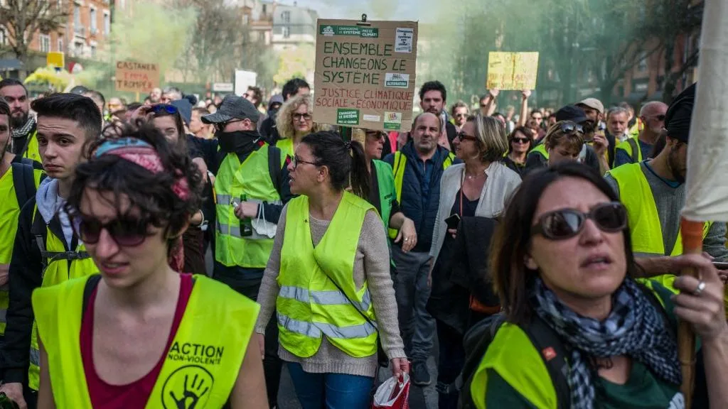 POURQUOI LES GILETS JAUNES APPELLENT À UN « SIX-SEVEN » EN NOVEMBRE