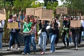 « MÉTIER FORMIDABLE, SALAIRE FORT MINABLE » : LES SALARIÉS D’UNE CLINIQUE PRIVÉE DU MAINE-ET-LOIRE MANIFESTENT