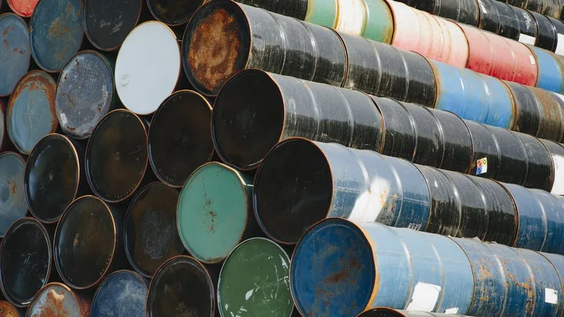 LE TRADING DE PÉTROLE N’EST PLUS « UN JEU RÉSERVÉ AUX RICHES »: LES PARTICULIERS PEUVENT DÉSORMAIS ACHETER DES BARILS, LES ACHATS BONDISSENT DE 317%