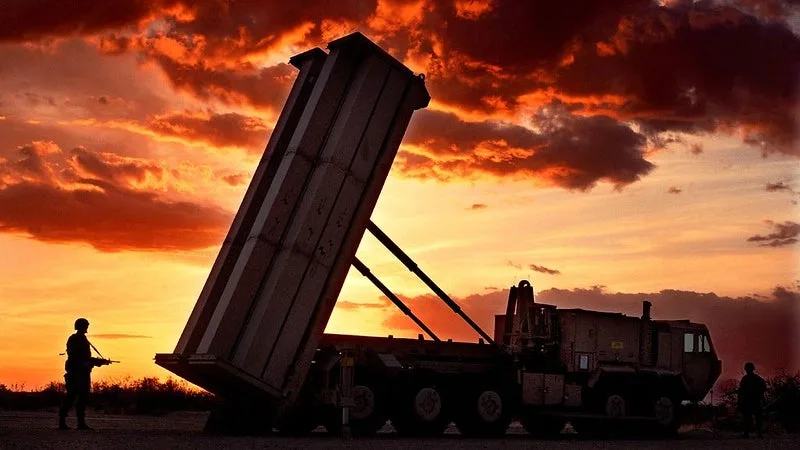 PRESSÉ DE RECONSTITUER SES STOCKS LARGEMENT ENTAMÉS PAR LA GUERRE EN IRAN, LE PENTAGONE SIGNE DES CONTRATS DE 7 ANS POUR ACCROÎTRE LA PRODUCTION DE MISSILES