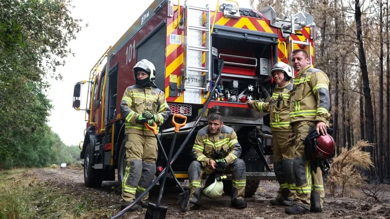 DES POMPIERS UKRAINIENS DÉPLOYÉS EN GIRONDE POUR AIDER À ÉTEINDRE L’INCENDIE