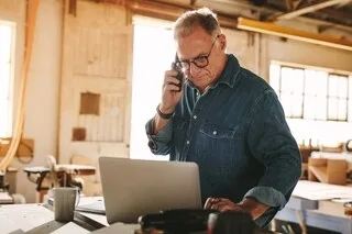 VOUS ÊTES RETRAITÉ MAIS CONTINUEZ À TRAVAILLER OU SOUHAITEZ REPRENDRE UN EMPLOI ? VOTRE TÉMOIGNAGE NOUS INTÉRESSE