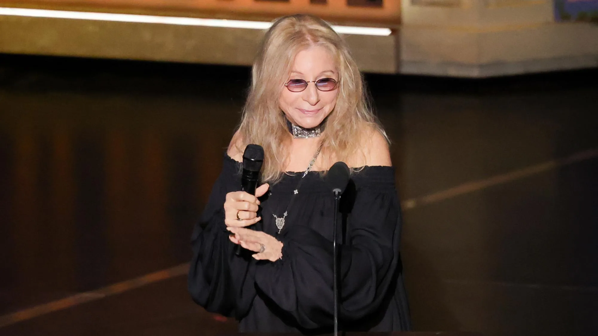 BARBRA STREISAND ÉTRILLE DONALD TRUMP ET SON « EGO DÉMESURÉ » SUR LE KENNEDY CENTER