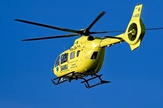 BLESSÉ DANS UNE COLLISION AVEC UNE VOITURE EN MAINE-ET-LOIRE, UN JEUNE MOTARD DE 25 ANS HÉLIPORTÉ AUX URGENCES