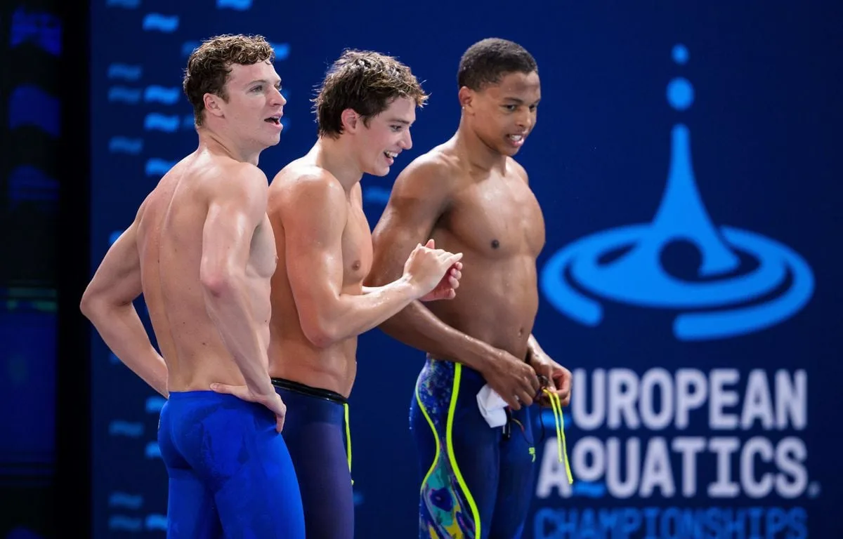 CHAMPIONNATS D’EUROPE DE NATATION : LE RELAIS FRANÇAIS EN ARGENT SUR 200 M AVEC LÉON MARCHAND