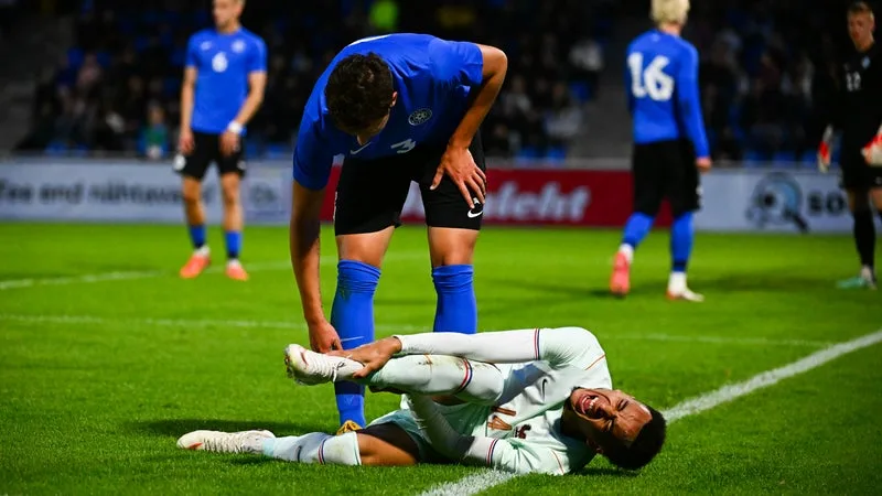 EQUIPE DE FRANCE ESPOIRS: « JE SUIS INQUIET », ÇA NE SENT PAS BON POUR ETHAN MBAPPÉ APRÈS SA SORTIE SUR BLESSURE