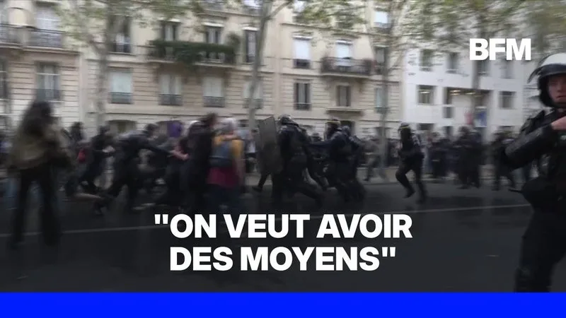 MOBILISATION LYCÉENNE: DES MANIFESTANTS CHARGÉS PAR DES CRS APRÈS UN ORDRE DE DISPERSION