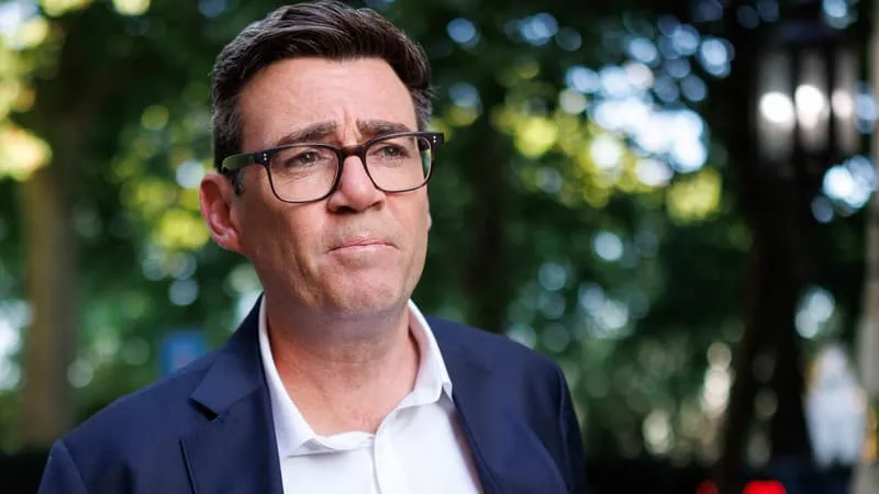 LE PREMIER MINISTRE BRITANNIQUE ANDY BURNHAM PIÉGÉ PAR UN IMPOSTEUR SE FAISANT PASSER POUR UNE PROCHE DE DONALD TRUMP