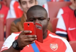 MAIS POURQUOI CERTAINS SUPPORTERS REGARDENT-ILS DES MATCHS SUR LEUR TÉLÉPHONE… EN ÉTANT AU STADE ?