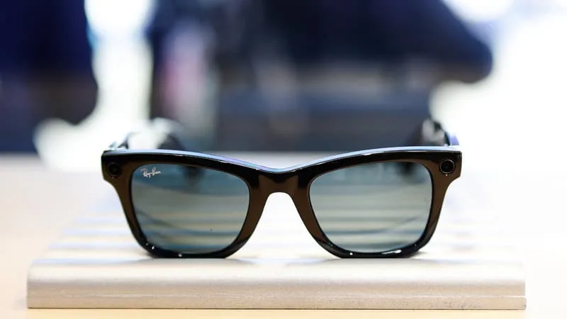 META A DÉPOSÉ UN BREVET POUR DES LUNETTES CONNECTÉES QUI UTILISENT LA RECONNAISSANCE FACIALE POUR IDENTIFIER DES PERSONNES ET CRÉER DES VIDÉOS D’ELLES EN TRAIN DE RÉALISER DES ACTIONS